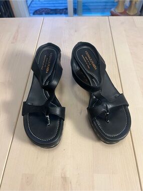 Donald Pliner black leather Platform  Sandal, Made In Italy size 8.5